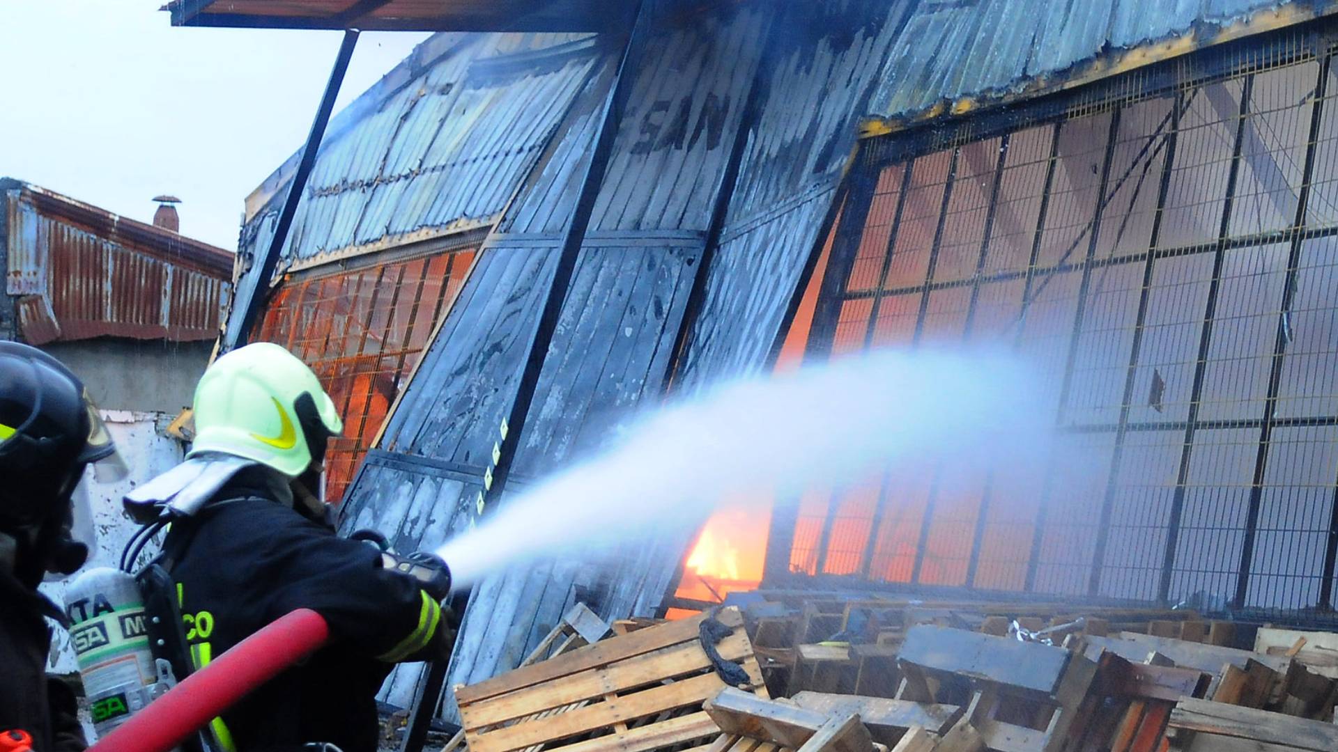 VIDEO – Incendio afectó bodegas de muebles en La Pintana: más de $1.000 millones en pérdidas