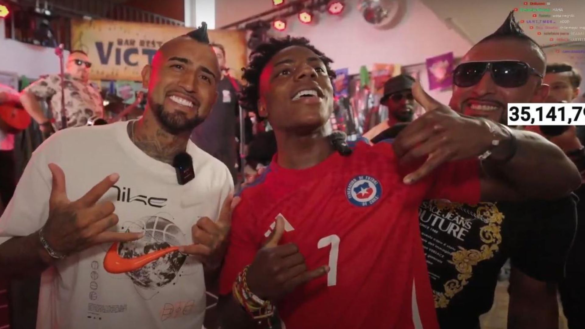 VIDEOS – Completos, Arturo Vidal y un café con piernas: la frenética visita de Speed a Chile