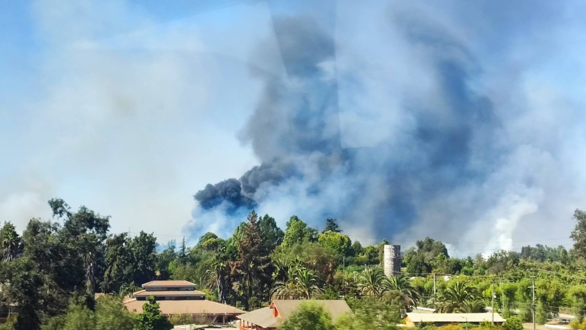 VIDEOS – Alerta Roja: los registros del incendio forestal que afecta a Peñaflor