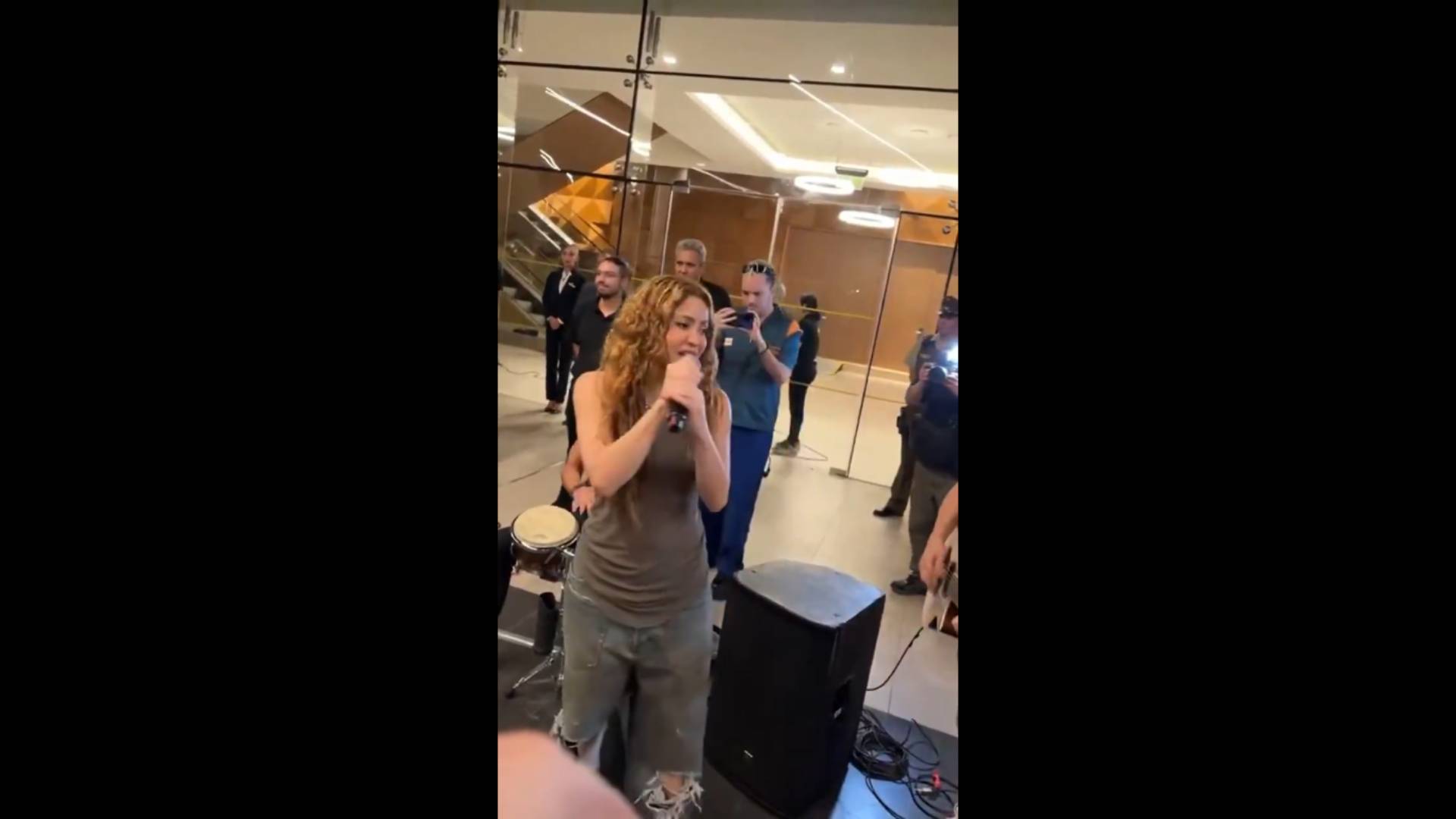 VIDEO – Shakira se reunió con fanáticos chilenos y cantó afuera del hotel en medio de polémica por suspensión de conciertos