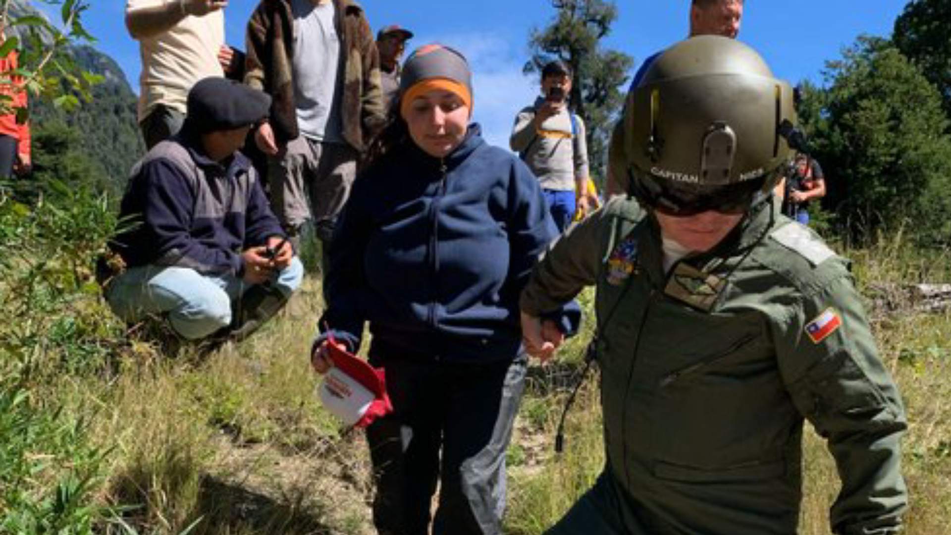 FOTOS – Las primeras imágenes de Javiera Coña tras ser encontrada con vida en Cochamó