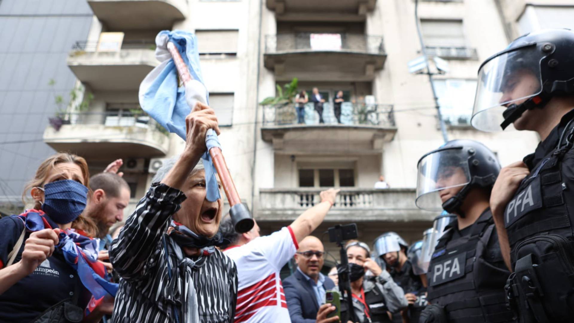 VIDEOS – Violencia en Argentina: diputados se pelean a golpes y dura represión policial a jubilados